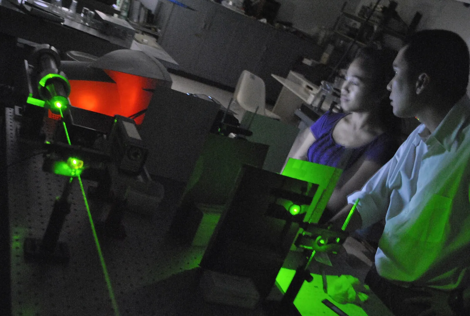 Laserversuch im Photonics Laboratory der Ateneo de Manila University