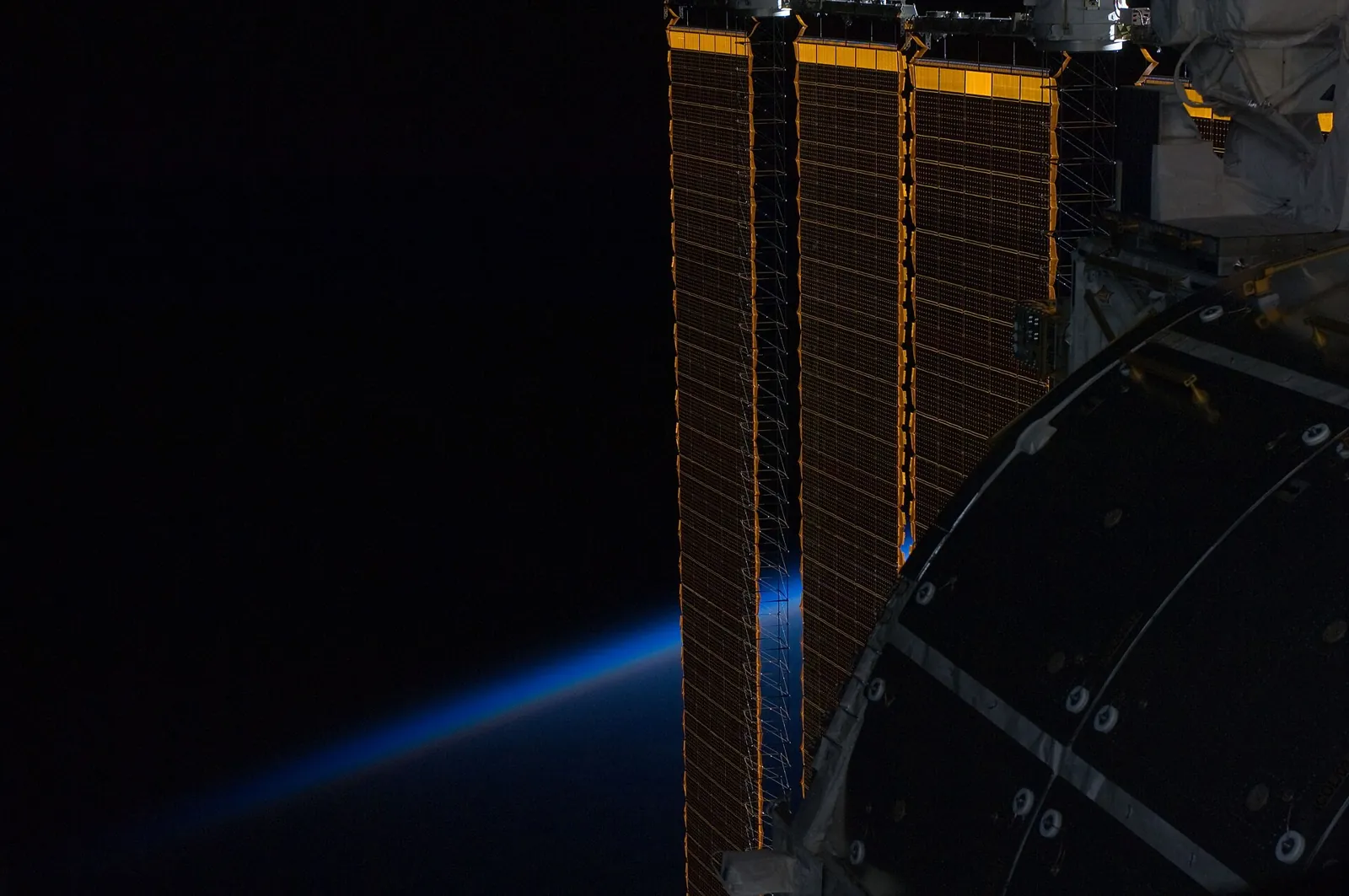 Solarpaneel der ISS vor dem Erdhorizont