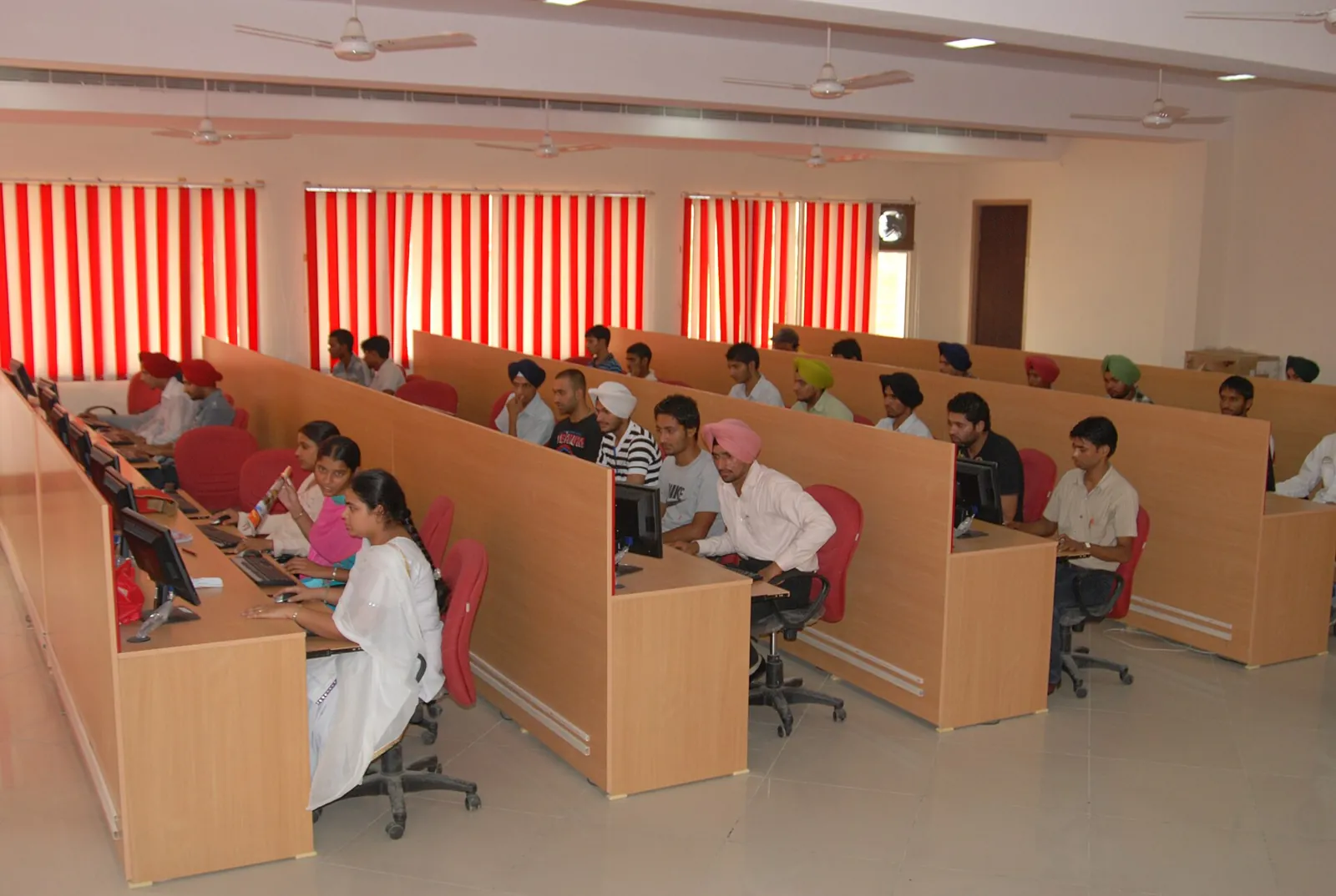 Computerraum am GGI in Indien